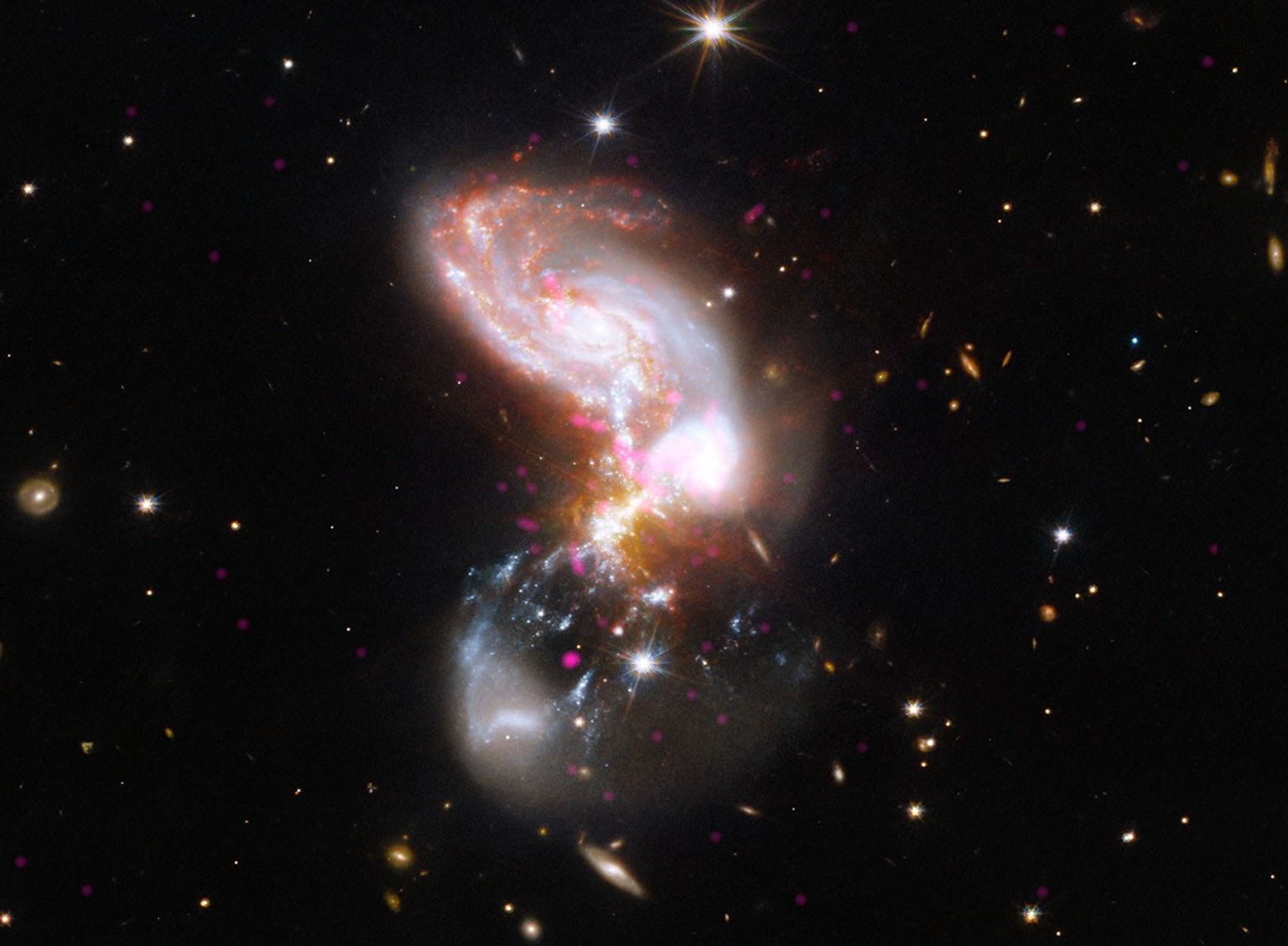 NASA, Birleşen İki Galaksinin Görüntüsünü Paylaştı